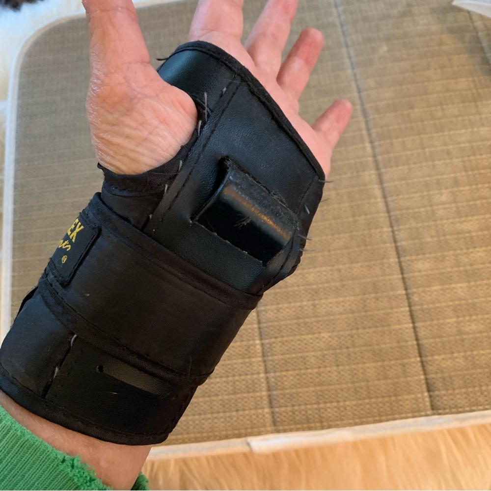 Wrist guard for inline skating and skateboarding rollerblading